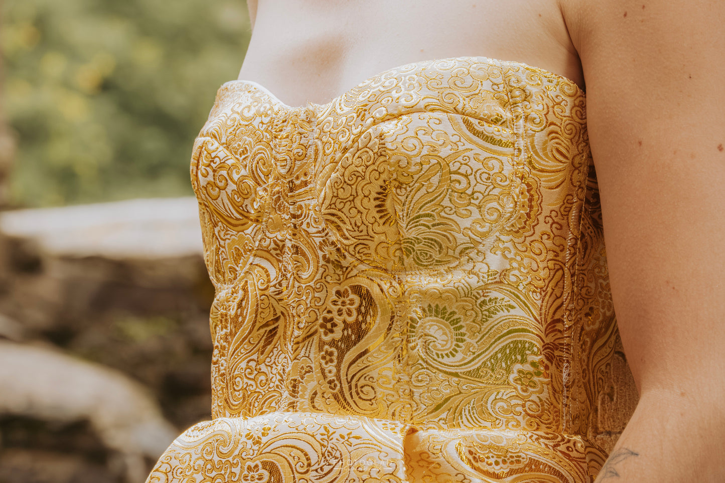 Robe éclat de blanc et d'or